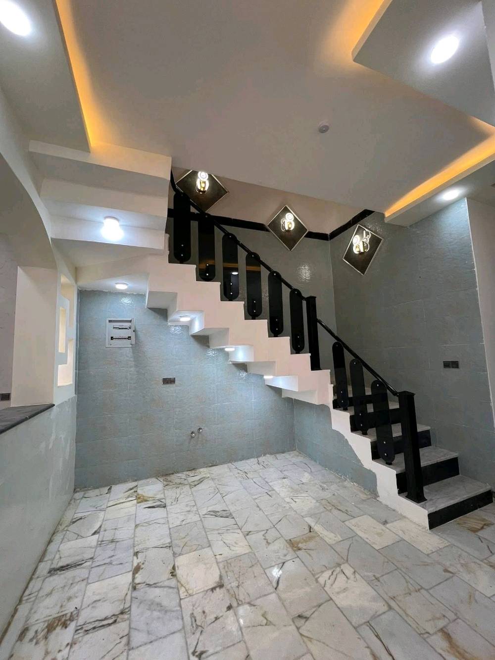 بيت 110 م طابقين طابوق بناء درجة اولى جديد غير مسكون استقبال وصالة  ومطبخ واربع غرف نوم وثلاث حمامات أرضية مرمر واجه حديثة حي الفتح بالقرب من حي سومر سايدين الچاير 