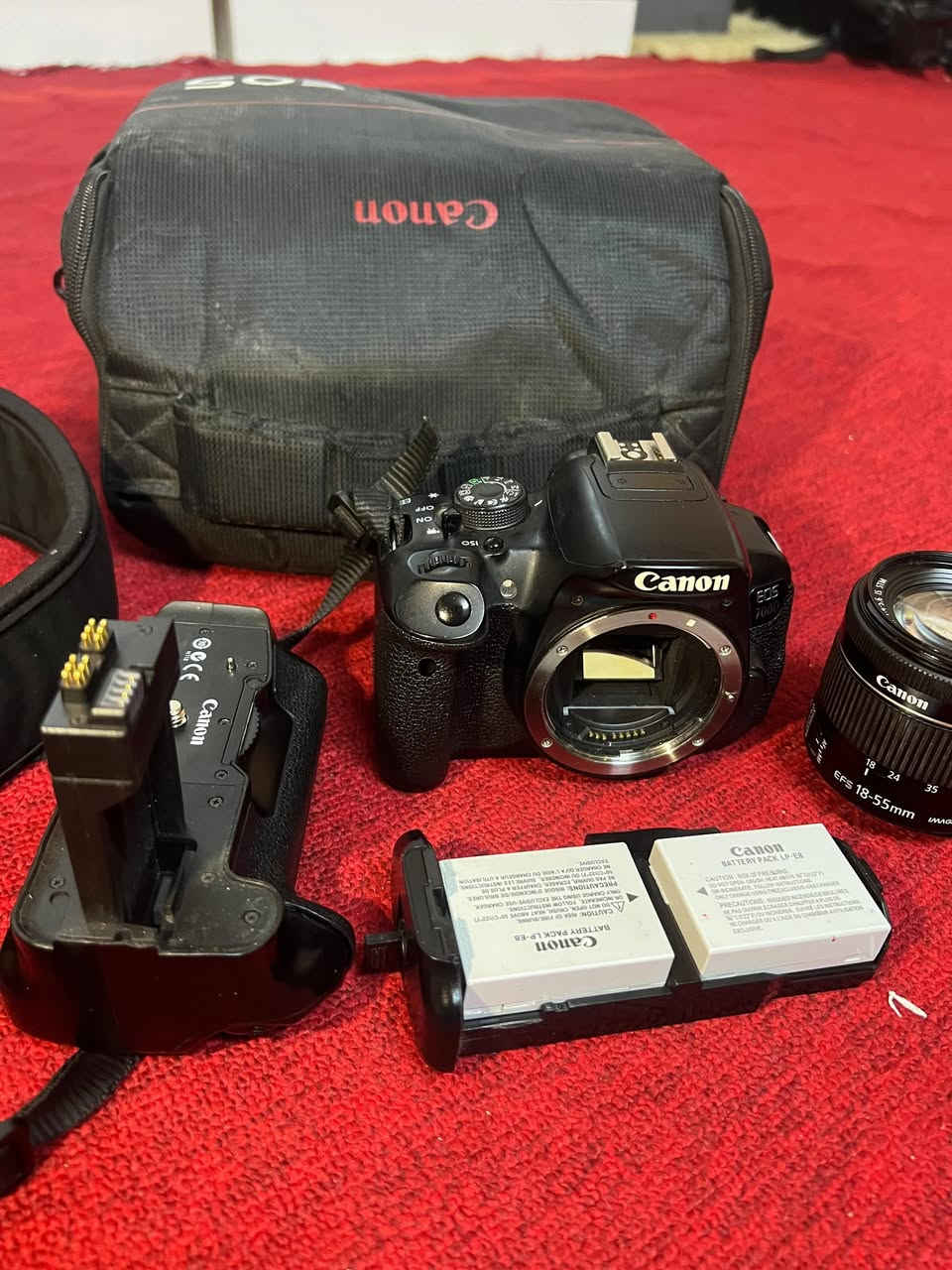 كاميرا canon D700
عدسة 55-18

گرب دبل 

بطارية عدد 2 

الشاحنة الاصلية

حامل كتف 

جنطة وتر بروف مقسمة

السعر 375


**إذا كنت صاحب هذا الإعلان وتريد حذفه لأي سبب، رجاءا أرسل رسالة إلى الدعم الفني**