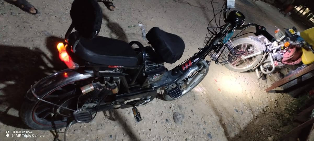 دوميز 
بسكلية ياباني اروبي 4 بطاريات كهرباا فول مواصفات كل شي في شرط مستعمل شهر واحد فقل لسا جديد لا بيع سعر 250 الف ومجال *********** يا تعا واتس يا ماسنجر
