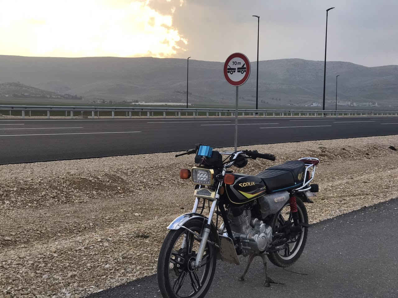 السلام عليكم دراجه سولينك موديل 2024
للبيع ،محرك 200cc كهربائيات كامله شغاله الدراجه 5 گير وما بيها اي نقوصات والمحرك مكفول كفاله عامه ابد ما مفتوح وبيها منفيس ،معدل وشلعه فول ما شاء الله بريكات كامله ديسك امامي وبنز خلفي ،السعر 560 الف وبيها مجال بسيط خاطر الجيه الرقم *********** لا تتصل اذا مو شراي .
