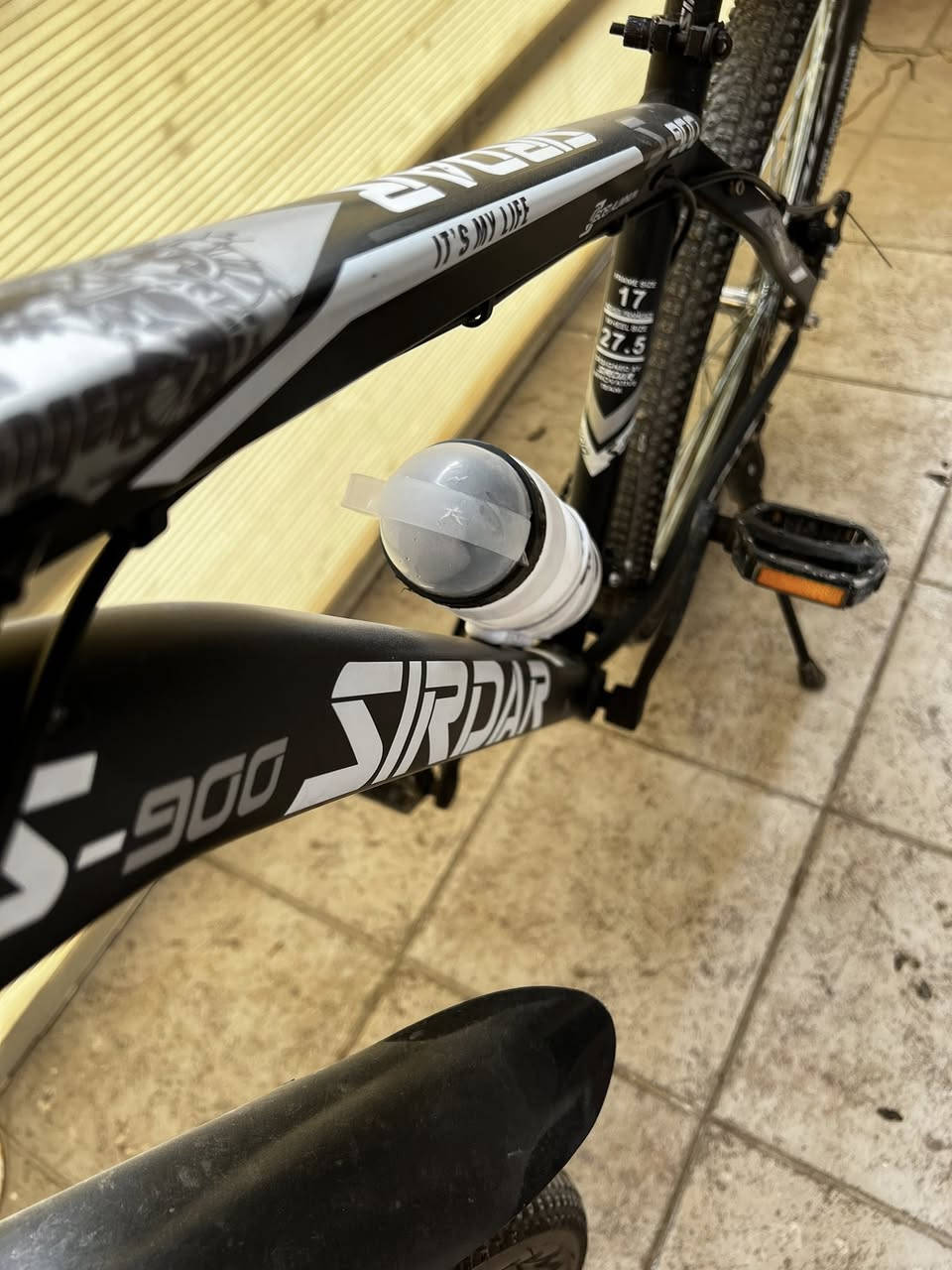 دراجه هوائيه ماركة sirdar S-900 جبليه المنيوم صناعة تركيه
جديدة 9 نمر خلفي و3 نمر امامي 

قاعده مطاره 

جرس دراجه

 يتحمل وزن عالي الحجم 27.5  

مبدل ويل خلفي وشادلة تاير وجوب جديد ويجي وياة المقعد الاصلي مالتة ومقعد طبي 

ومطارة وهورن كهربائي و لايت امامي و قاعدة تلفون 

دبلات امامي تكدر تتحكم بيها تقويها و تخففها و تقفلها 

بريكات ديسك 

سيبايه خلفيه تتحمل وزن 5 كيلو 

بايسكل مجهز تجهيز كامل 

(السعر 200 الف) و بي مجال

(مكاني بغداد حي الخضراء)

رقم تلفوني ***********
