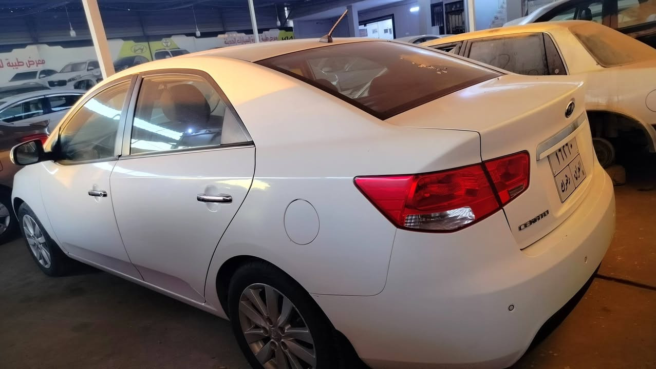 سيراتو ٢٠١١

 داخل اسود 
تحكمات ستيرن جهتين 
شفتات بالاستيرن 
تبريد بيانو (لمس) 
كير 6 نمرات 
كزوز رياضي 
محرك وكير بشرط 
٤ تاير جديد 
باتري جديد 
حدادية السيارة ٩٥٪

بيها جاملغ موضح بالصور مع داخل قليل جدا 
السعر ١١٠ $


**إذا كنت صاحب هذا الإعلان وتريد حذفه لأي سبب، رجاءا أرسل رسالة إلى الدعم الفني**