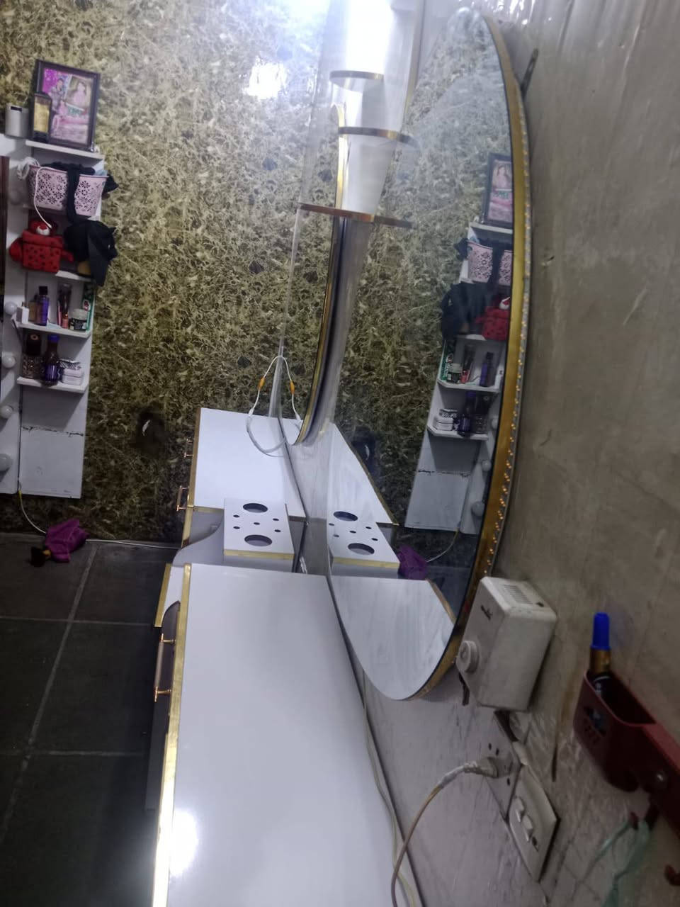 ديكور كامل للبيع مستخدم قليل
سعره ٢٠٠ الف 
ست قطع 
بغداد مدينه الصدر الحبيبيه 
وتساب ***********
