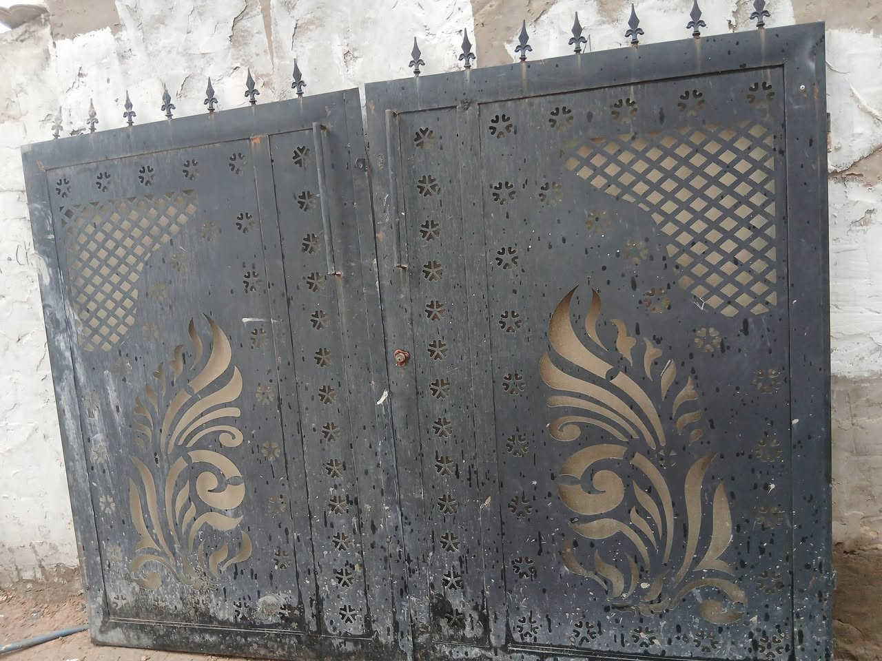 السلام عليكم عندي باب مستعمل اخو الجديد للبيع المكان الدوانم الشرطة الخامسى شارع الواثق *********** السعر 175
