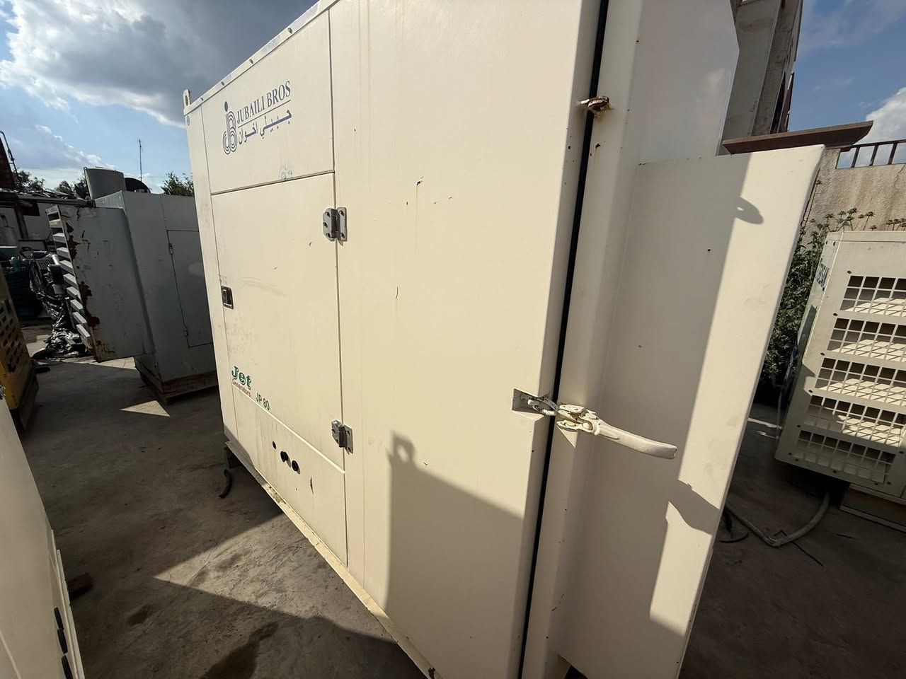 السلام عليكم
بيركنز 88kva بريطاني 
ساعات العمل اقل 4000 ساعه 
كاتم 100‎%‎ للصوت 
نظام اوتو حمايه فول اوتماتيك
وضع بلاد شركة  
أربيل صناعه جنوبيه 
نظام اوتو حمايه فول اوتماتيك
وضع بلاد شركة  
🚚يوجد توصيل الى جميع المحافظات وبضمان🚚
🚚كياندن هةية بو هةموو شاركان بةكرينتى🚚
 للاستفسار:
 ابو علي 
***********
***********
***********
