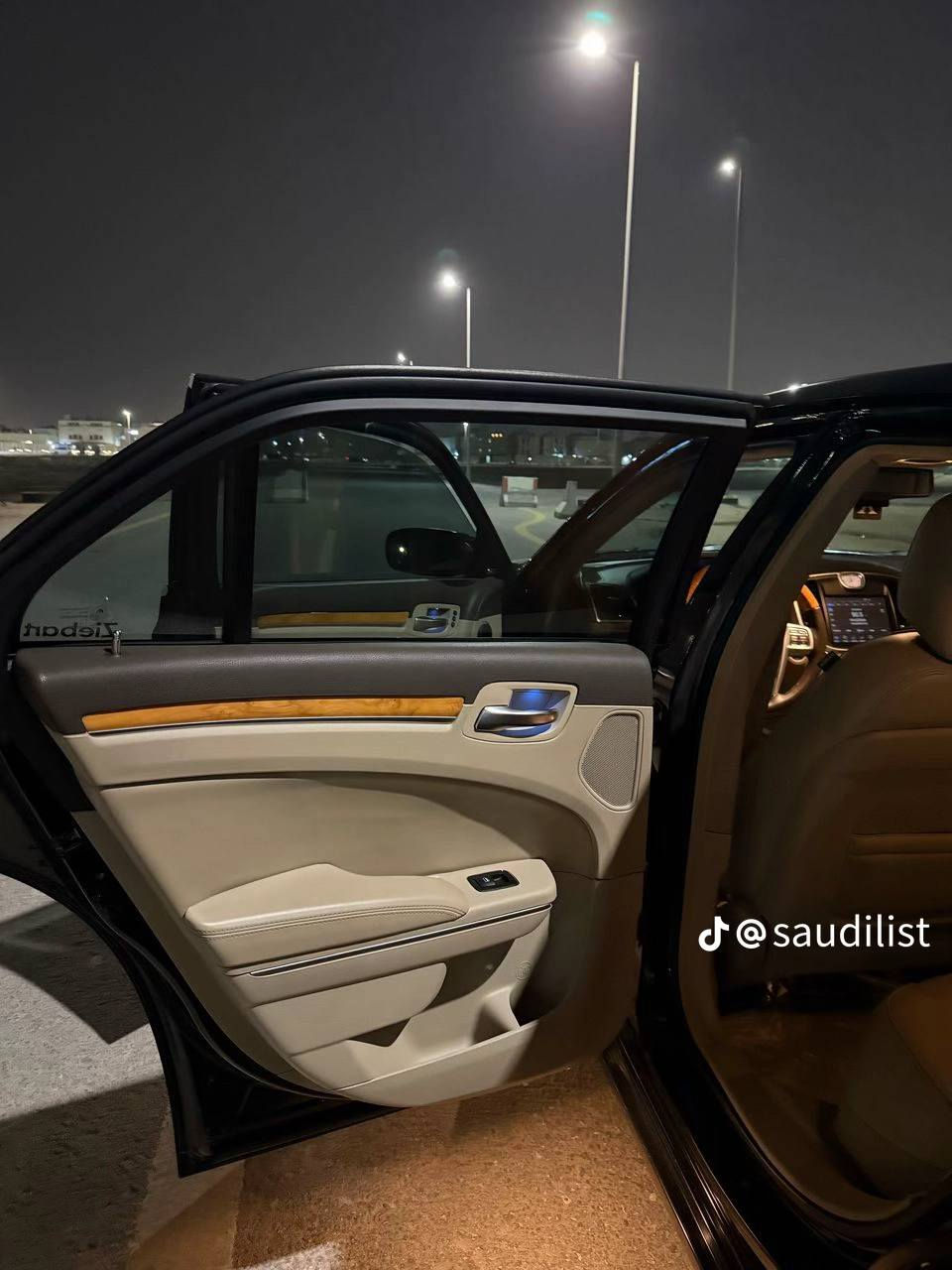 السلام عليكم كراسلر C300 هيمي 2014 خير من الله وارد امريكي حادث دعاميه وجاملغ مبدل خلفي  حداديه وصدر جديد طخم تاير جديد للتوصل وات ساب***********
