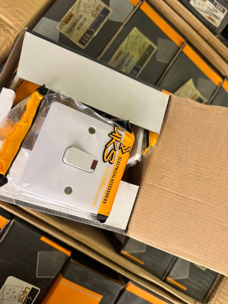 سويجات ابيض
متوفر ٣٠٠ كارتون
يحتوي الكارتون على ١٠٠ قطعه 
سعر القطعه ٧٥٠ دينار 
***********
