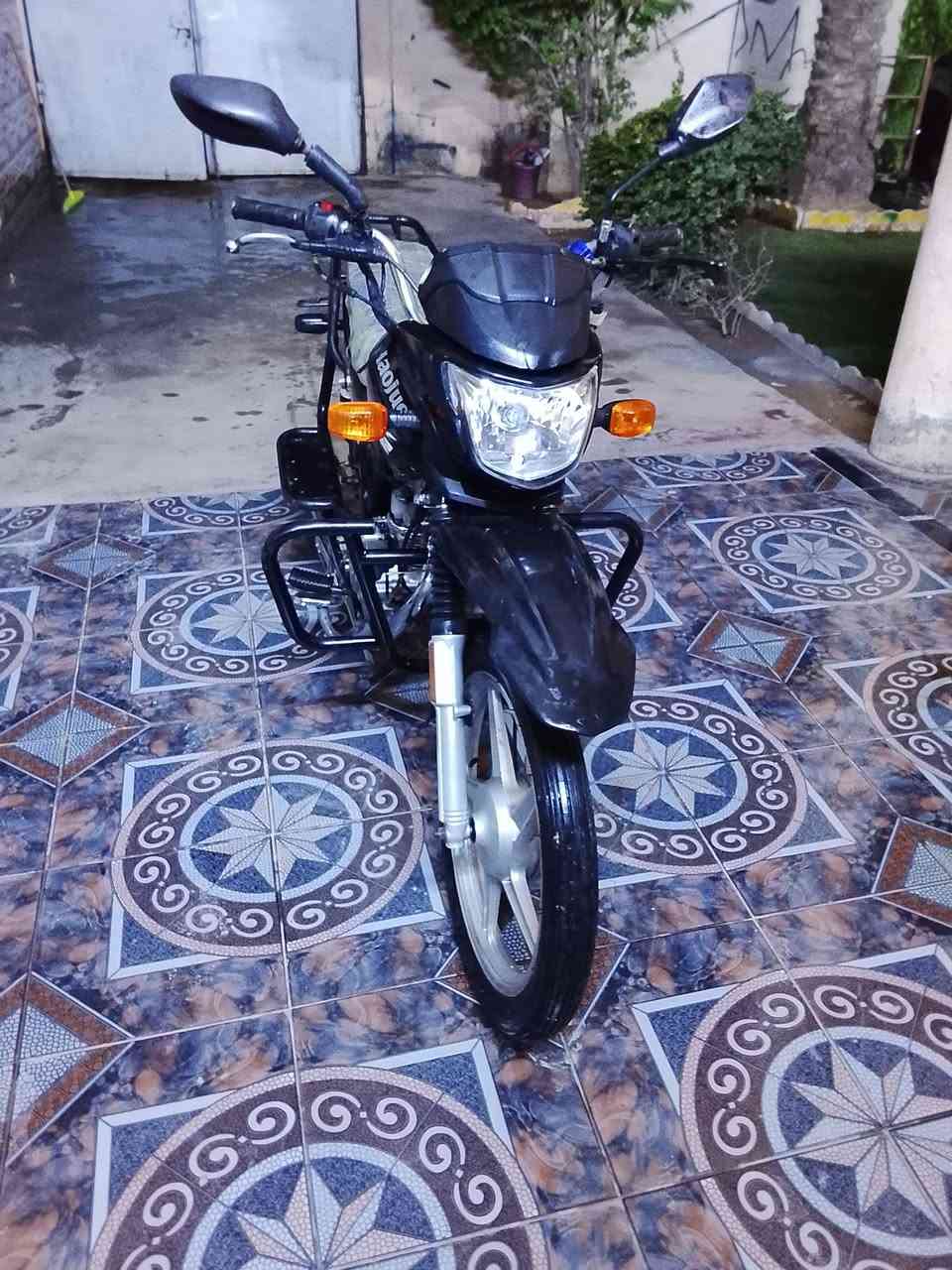 دراجه هاوجي للبيع السعر 950 بيه مجال جديده كلش سبانه ممدوده عليه موديل 22 ويا  منافيس عنواني الرمادي حي ضباط للاستفسار على رقم ***********
