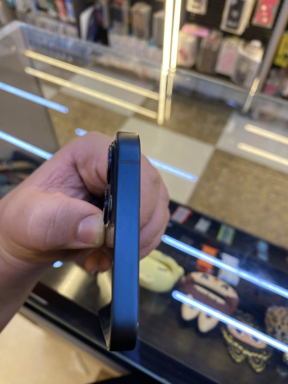 ايفون 13. العادي. الكامر سيلفي متشتغل  تجي تفصح وتروح توصيل ماعندي. عنواني بغداد باب المعضم السعر 170 فقط وتساب. متواجد / ***********
