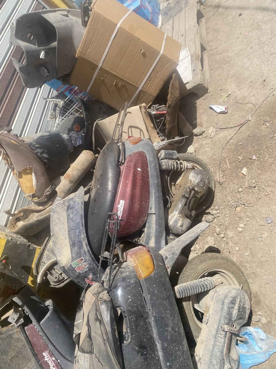 السلام عليكم دراجات للبيع خمسه شغالات والباقي يرادله تصليح بسيط واكو بيهن تفصيخ واكو كوم مكاين شغاله وكفرات فراشه بطه ام البرده بيكم كلمن وحسب سعره واذا شلع اراعيكم بيهن للاستفسار *********** مكان المسيب شارع السينما قرب رضا ابو الدراجات
