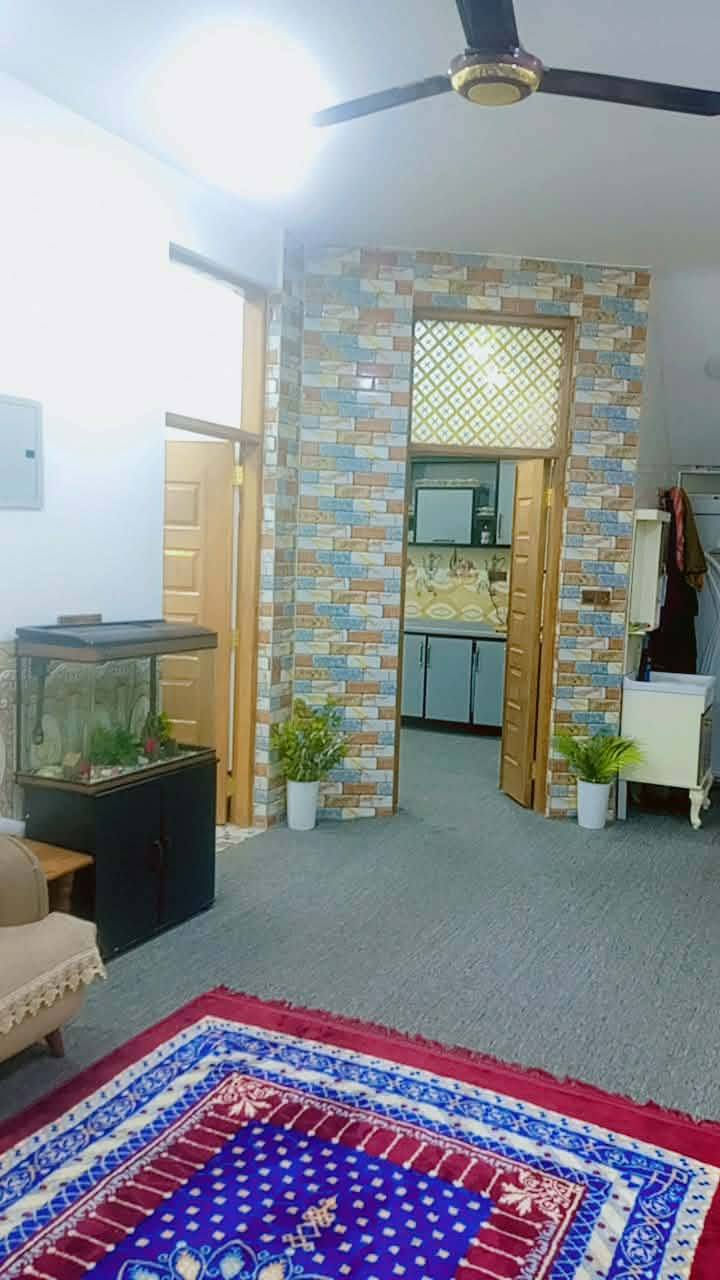 سلام عليكم بيت للبيع مساحه 100 مربع طابقين ركن  طابو زراعي سند 25 شارع عرض 10متر تبليط باب البيت خدمات كامله (ماء كهرباء مدارس مولده ذهبي قريب على سوق نادر)الموقع نادر الثالثة تاجيه الزراعي قرب شارع الحي الصناعي السعر 85 وبي مجال لاستفسار *********** متوفر واتساب مكلف بنشر للاستفسار الاتصال على الرقم الموجود بالاعلان
