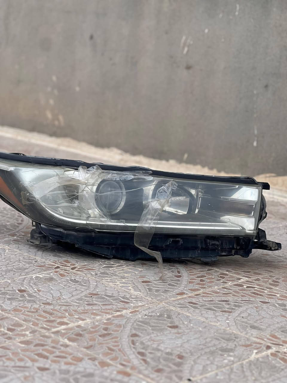 زوج لايت هايلندر موديل 19 اصلي مال گصة  واحد جديد والثاني بي كسر بسيط بالجام موضح بالصور السعر 350دولار وبي مجال ***********واتس اب
