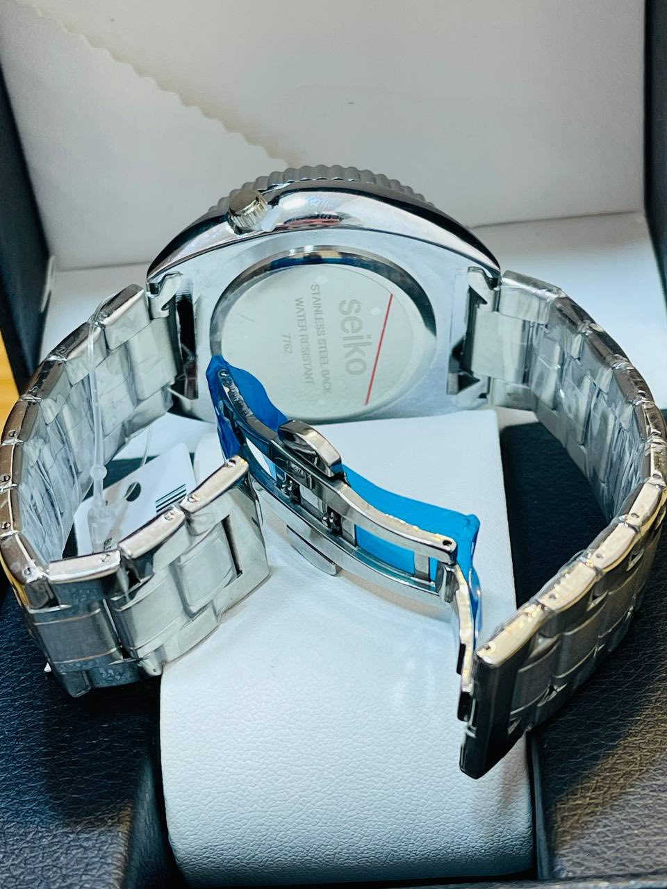 ساعة سيكو - SEIKO ✅
- مكينة كوارتز ياباني 🇯🇵
- رينك دولي دوار 
- منفذ تاريخ شهري يومي 
- سير ستانلس ستيل مقاوم للصدأ 
- مقاس 41mm 
- الوزن 129 غرام 
- اميال و إشارات لامينوس بالكامل
- مقاومة للماء حتى 200m 

السعر : 25 ألف فقط


**إذا كنت صاحب هذا الإعلان وتريد حذفه لأي سبب، رجاءا أرسل رسالة إلى الدعم الفني**