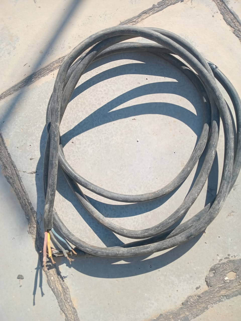 كيبلات للبيع 4×10 طول 12م   4×16طول 6ونص م 4×6 طول 88متر جديد  ما  مستخدم  ابد  العنوان  بغداد  البلديات  قرب منطقة  الاسمنت  الاتصال ***********
