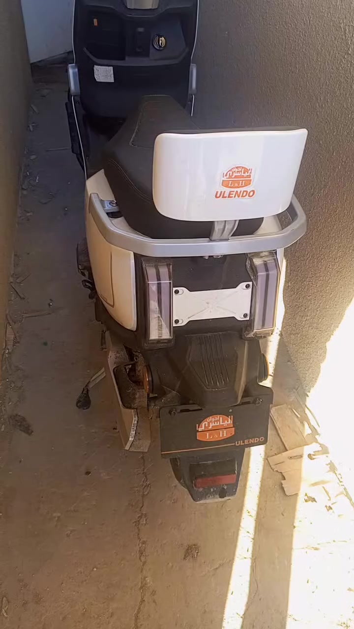 سلام عليكم حبايب كلبي هاي دراجه البيع جديده جديده صار شهر ونص من شتريتهه بيهه كسر صفير بل جاملغ مكانهه زعفرانيه السعر 900وبيهه مجال خواتهه مليون 100شراي يتصل واني خادم لان صار عندي ضرف وريد بيعهه ***********
