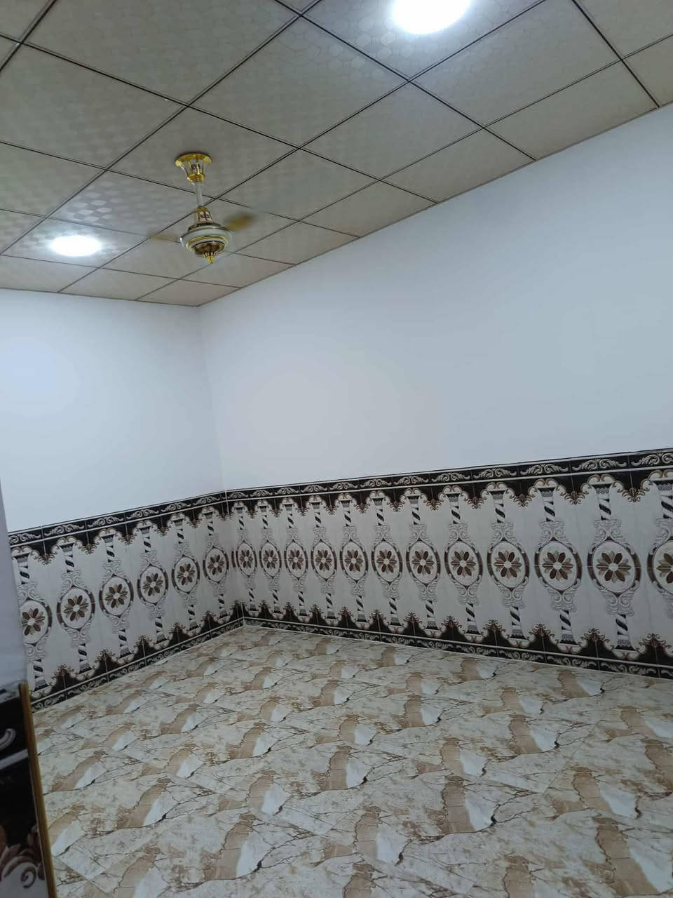 سلام عليكم مشتمل للاجار طابق ثاني مساحته 125يتكون من استقبال وصاله ومطبخ وغرفتين ومجمع صحيات عنوان رمادي تاميم دواجن خلف مطعم سيوفي للاستفسار اكثر الاتصال عل صاحب عقار ***********
