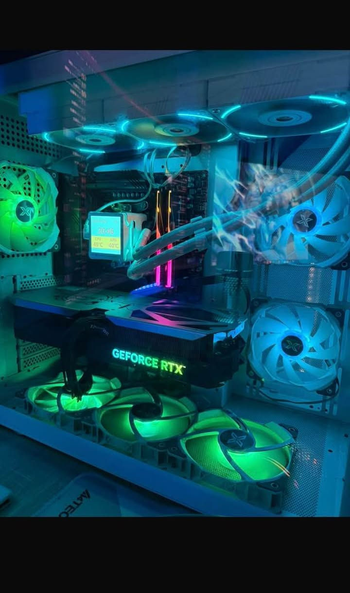 للبيع PC Gaming / Workstation

المواصفات:

* المعالج: AMD Ryzen 5 7600X
* المذربورد: ASUS B650 WiFi
* كرت الشاشة: NVIDIA GeForce RTX 4070 Ti GALAX 12GB
* الرام: 32GB DDR5 5600MHz (2×16GB)
* المبرد المائي: DeepCool LT720 White (360mm)
* التخزين:
    * SSD SATA 1TB
    * M.2 NVMe SSD 1TB
* مزود الطاقة: Seasonic 850W 80+ Gold PCIe 5.0
* الكيس: Xigmatek Aquarius Plus White
* المراوح: CF120 Plus RGB Kit + 3 مراوح RGB إضافية

المميزات:

* نظيف جداً ويعمل بكفاءة عالية.
* مناسب للألعاب بدقة 2K و4K، والمونتاج والتصميم.
* قابل للفحص والتجربة قبل الشراء.
الرقم :(*********** )
السعر: ( 2,150,000)
الموقع: (  المنصور/ دور السود  ) بغداد, العراق
