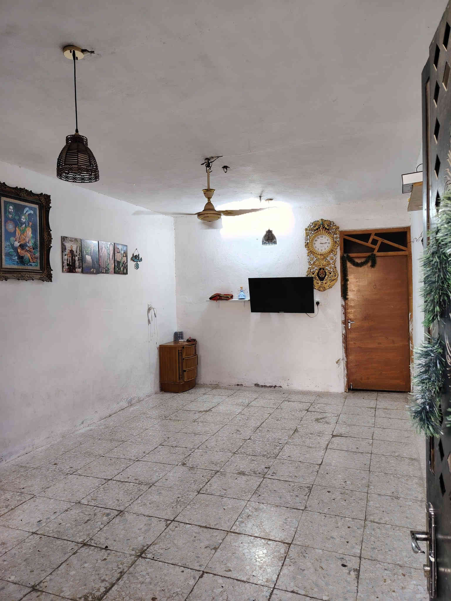 دار طابو صرف للبيع او مراوس بيت كاع اراوس مستعجل ماساحت البيت ( 130 متر ) واجهت البيت 4و ربع نزاله 30 متر ( العنوان الشعب بوب الشام شارع المشایخي قرب ملعب رسول ) طابقین بناء طابوك صب 
مسلح يحتو غرف نوم ثنین 5 في 4 
+ استقبال 8 في4+ مطبخ 5 في 4+ صحیات دخلیه وخارجیه + صاله 4 في 4 + ترك 1 في 4+ 
طرمه 13 في 4 البيت بسمي  للتصال *********** بي وتساب
