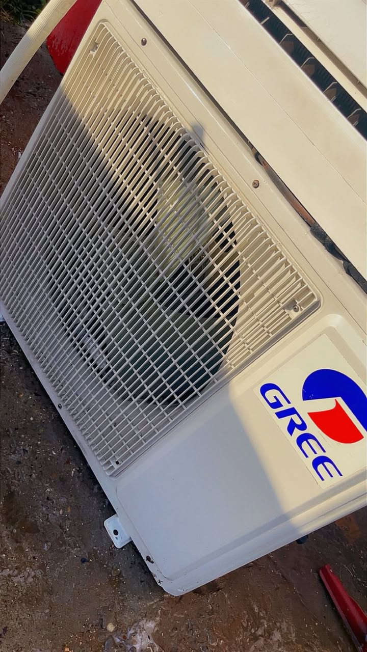 السلام وعليكم اخوان للبيع سبلت نوع كري الاصلي  2 طن غاز مفول وعل فحص نفخ نضافه90/100 احلى من الصور بهواي كفاله من فتحت البرغي تبريده ثلج ❄️☃️🧊+ تدفئه 🔥🐦‍🔥❤️‍🔥 كامل ملحقاته بواري جدد وايرات ريمونت حديده السبلت غازه مالت الشركه مقفول بي مغسول وجاهز  جيب وشد السبلت تجي تاخذة من باب بيتي وياه ضمان على الفحص كامل مكمل راديتراته صفر بعدهم الكري  معروف بتبريده ودفعه القوي
السعر : 400 وبي مجال 
الموقع : بغداد شارع فلسطين
للاتصال : ***********
