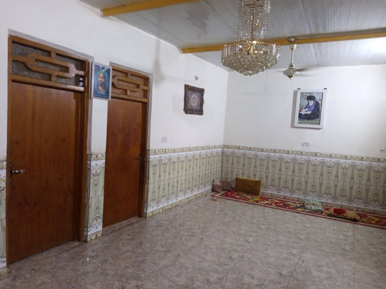 سلام عليكم دار للبيع مساحه 300 متر طابو زراعي سند 25ركن 
واجه البيت 15متر ×نزال 20
يحتوي على غرفتين 5×4
صاله 4×8
مطبخ4×4
ستقبال 6×4
حمام داخلي وصحيات خارجيه 
لبيت بي كراجشياره11×5 وبي سقيفتين 
 حدايق ثنين وحده داخليه وحده خارجيه
وتركخلفي مساحته متر بيت جاهز وبناء كله درجه اولى مناحيه لبناء وسيراميك كله درجه اولى كهرباء تيل باب لبيت مي البي يبعد نص متر يبعد عن شارع لعام  500 متر مكان دار خلف حسينيه جوادين قرب محطه الغياث لاستفسار الاتصال ***********
