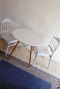 ميز طعام • ٢ كراسي • للبيع