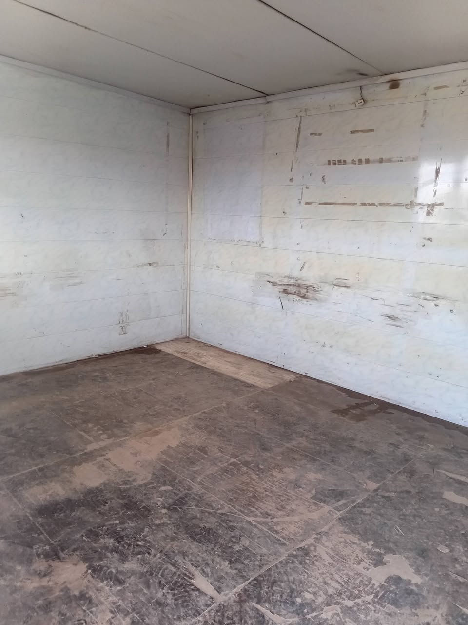 السلام عليكم عندي كرفان مستعمل ٤في٣ للبيع  ***********
