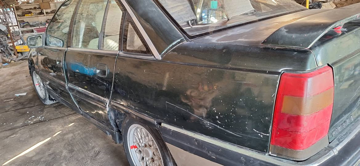 اوبل اوميكا ،92 بغدار
محرك 2000 كير  عادي تخم تاير 

مكان بغداد جسر ديالى *********** بغداد, العراق
