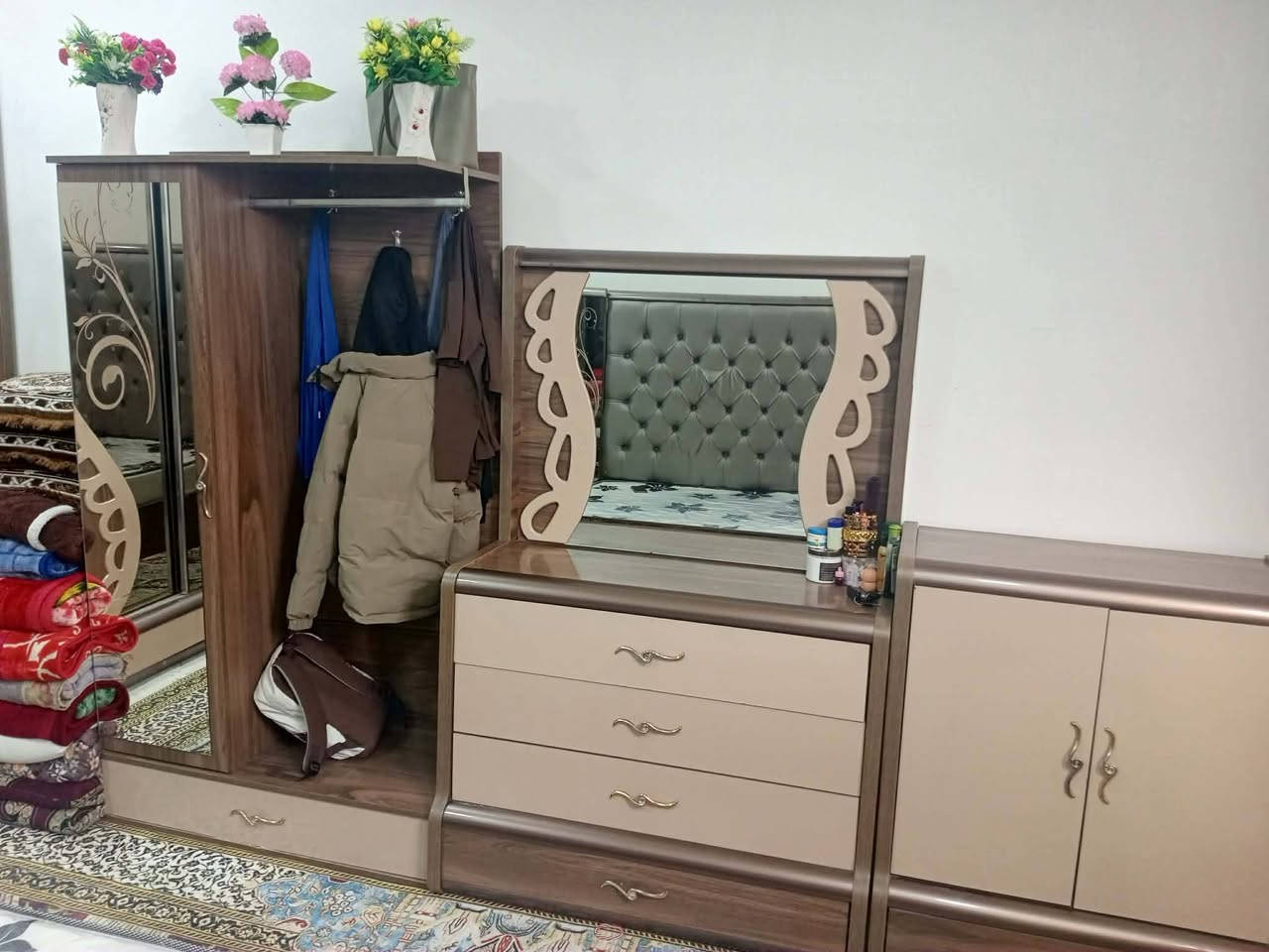 عندي غرفه اخشاب تركيه البيع متكونه من 11 قطعه سعر 800 وبيه مجال رقم ***********
