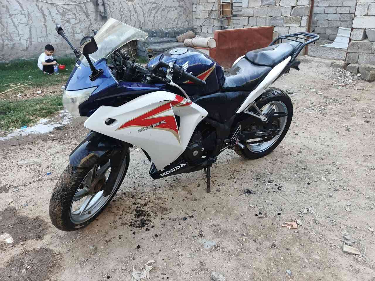 السلام عليكم دراجة بطح CBR موديل تقريبا ٢٠١٤ او اكثر ما اعرف بضبط دراجة بيها مشكلة من تحرك تطفي ما اعرف بمشكلة بل كلج والدراجة مجفتة هسه بجديد بوشه تنزيل و رنكات عمل يم وديع محرك ربع نوزل دراجة تشتغل تجي تفحص من البيت و تشرفني سعرها ٨٠٠ وبيها مجال بسيط 
***********
