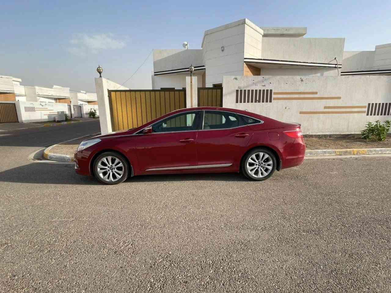 السلام عليكم
أزيرا ١٣ فووول عدا البصمه 
محرك ٦ كفاله 
السياره كفاله عامه 
مكان خالديه 
السعر مناسب جدا 
***********

