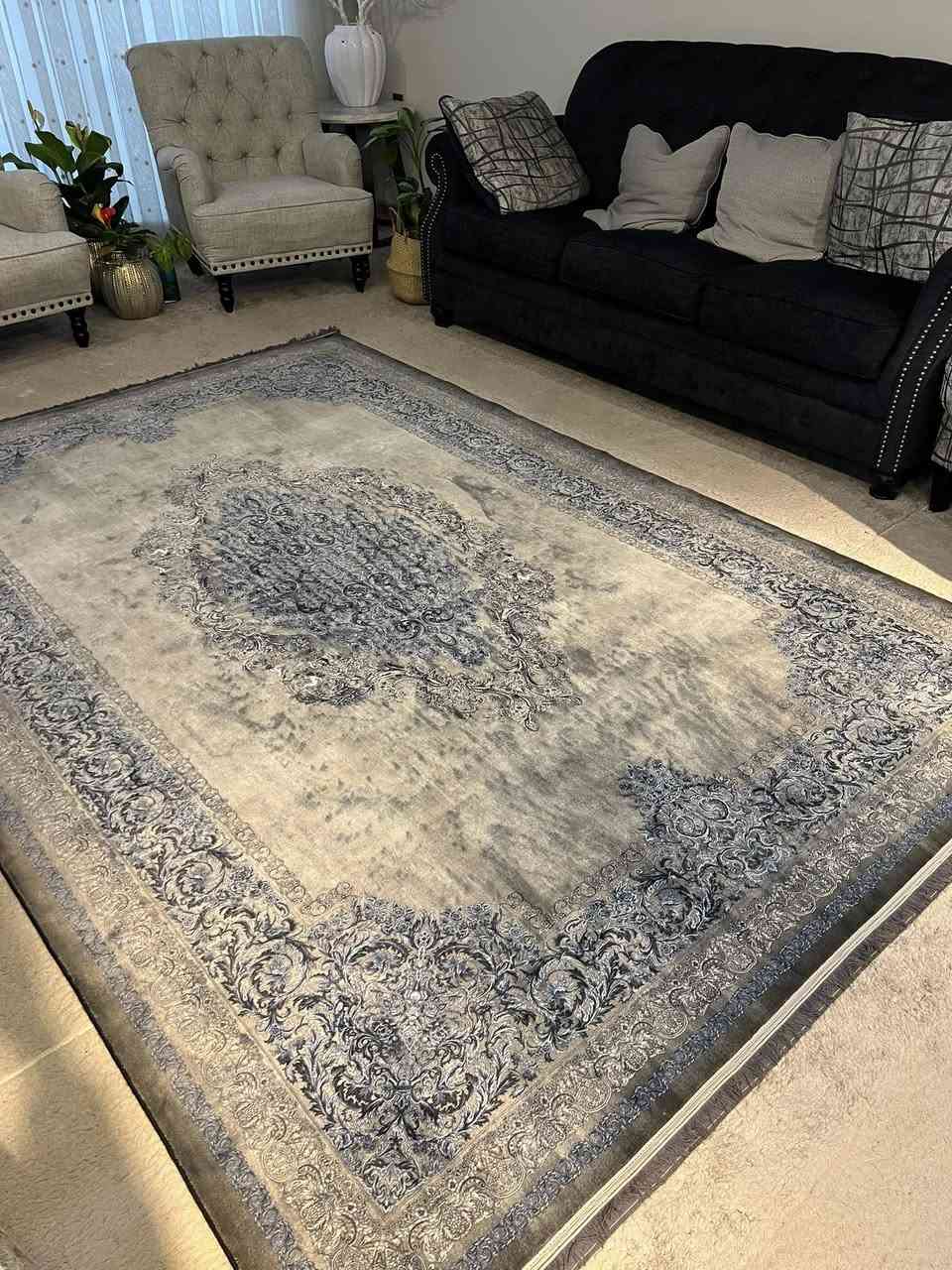 ئەم فەرشە بۆ فرۆشتن هی دیبا یە ئاوریشمە شتێکی زۆر تایبەت و تازەیە
0771 949 6809
