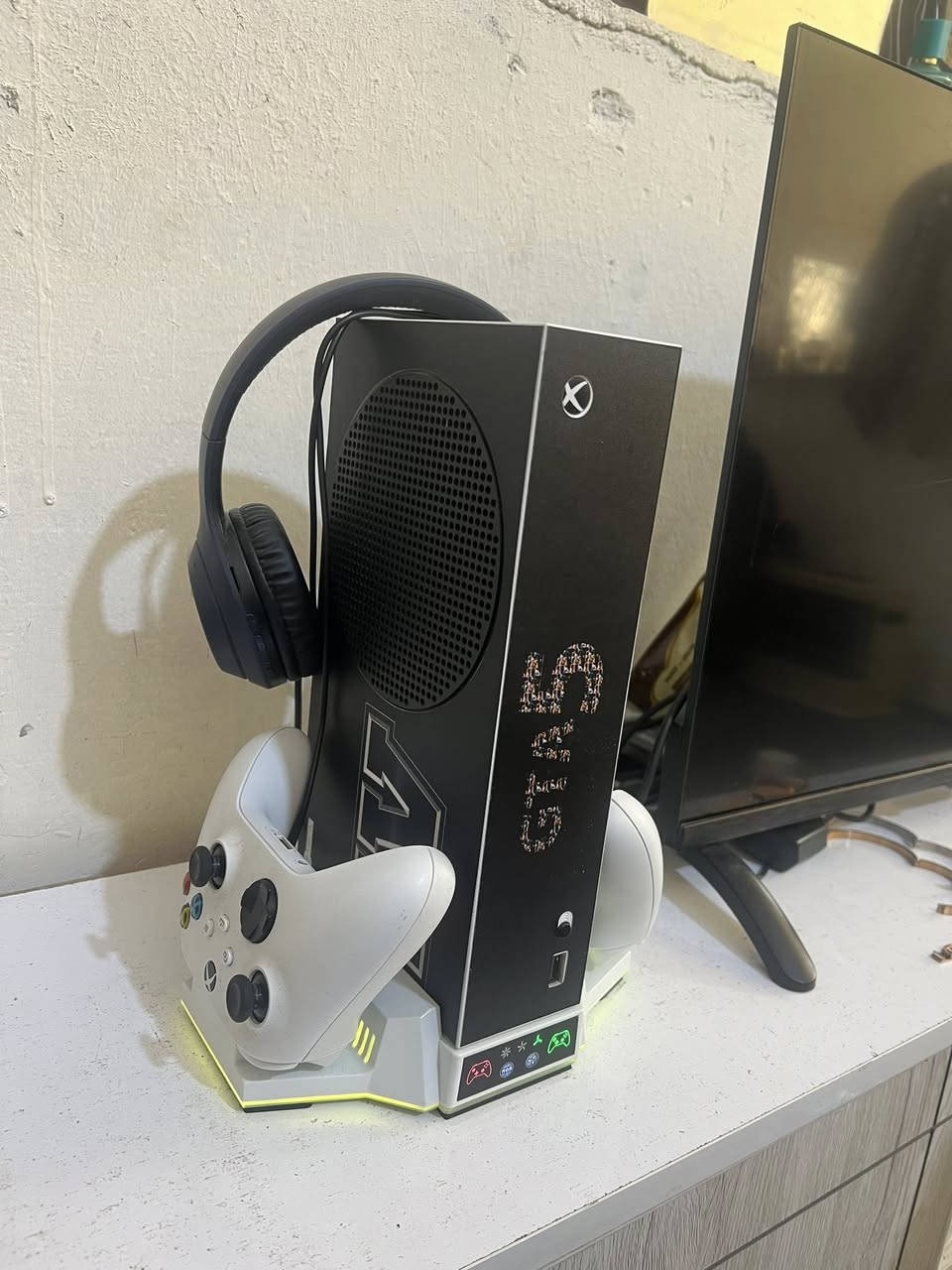 سلام عليكم اكسبوكس سريس اس الجهاز مستخدم قليل بس جوستكات 2 اصليه مبرد اصلي  3 سرع RGP معلف للجماليه تكدر شيل التغليف وشوف كارتونه وكيبل لان 3 متر ويا السعر 360 المكان بغداد الجديده هـ***********
