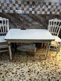 ميز • ٤ كراسي • نظيف