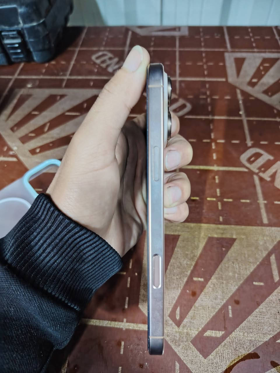 سلام عليكم عندي ايفون 16برو ماكس تك سيم شرق اوسط 256 صحراوي بطاريه 100مشحون 225 بعده داخل الظمان بيه ضربه مابينه مكان بغداد سعر 1375الف وبيه مجال *********** شباب مستعجل على بيعته
