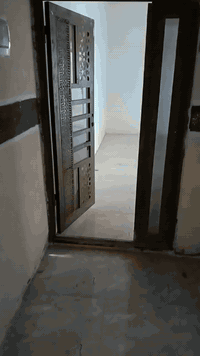 السلام عليكم يتوفر شقه الايجار المساحه 100متر تحتوي على غرفتين نوم وصاله ومطبخ وصحيات درج معزول بوحدهه في منطقة الشبانات قرب شارع أبو مهدي المهندس سعر الايجار 250الاستفسار ***********او***********
