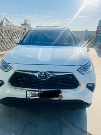 Highlander 2023 hybrid (XLE Bronze) Xle تجي مواصفاتها اعلا من  شاشه كب...