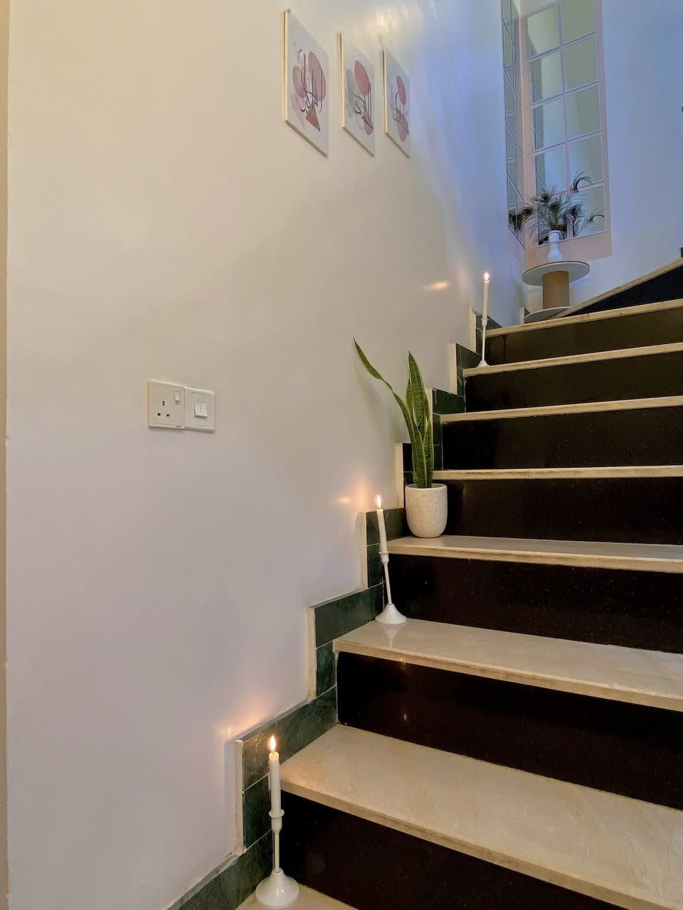 بيت للبيع

حي ابو طالب شارع الطاقة خلف مدارس البرهان الاهلية بفرعين

لا رهن ولا إيجار ولا يباع ع المبادرة

بيت 100 م ( 20*5) يباع مع الاثاث او بدون

الطابق الاول 

حديقة خارجية مع صحيات مع استقبال 5*3ونص

صالة دبل ڤاليوم مع صحيات ومنور 

مطبخ 5*4

الطابق الثاني 

غرفة منام 5*5 ونص مع بالكونه 

غرفة منام 4*5 مع ممر بين الغرفتين

الطابق الثالث

حمام للغسالة

ومحزن وسطح مع ممر فاصل بينهن

للجادين فقط الاتصال ***********
