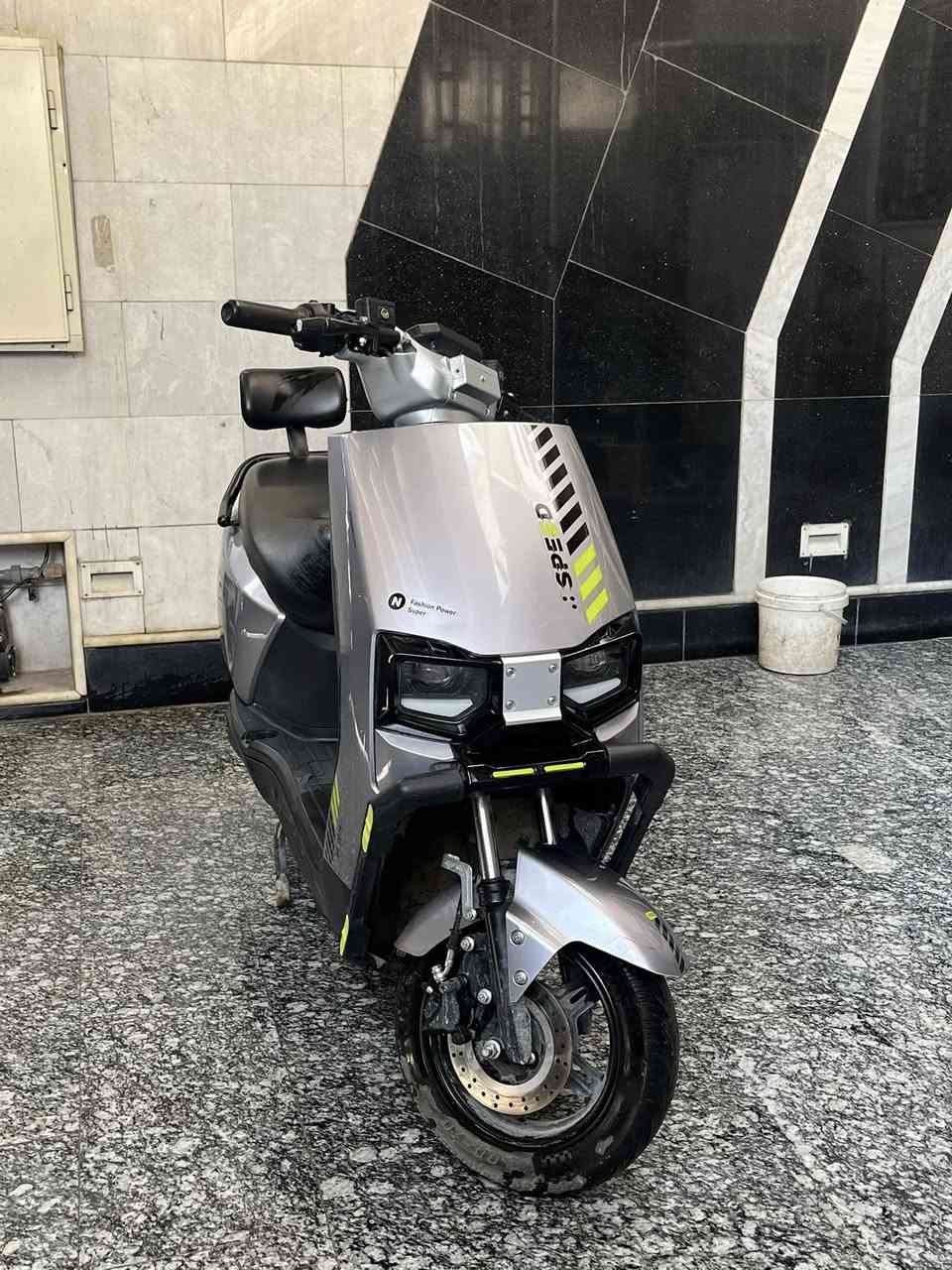 السلام عليكم دراجه شحن شركه speed ام عيون دراجه نضيفه استعمال شخصي بيها شخوطات بسيطه مال استخدام تمشي 45 كيلو الى 50 ب الشحنه الوحده 
مواصفاتها 
سرعه 50
شاحنتها الاصليه وياها وسويج وبصمه 
دراجه نضيفه استعمالي الشخصي من المعهد للبيت شوفت عينكم 
السعر 550 وبي مجال بسيط
مكاني بلديات ***********
