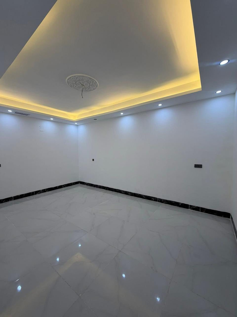 للبيع بيت مساحة 200م بالتوحيد على شارع 15 فول مواصفات واجهة حجر + سقوف جبس + ارضيه بورلىسلين 80*80 + شبابيك المنيوم  + نظام دكتات  + غاز + انترنت + كامرات 
بسعر مناسب للاستفسار الاتصال *********** 
مكتب التوحيد للعقار
