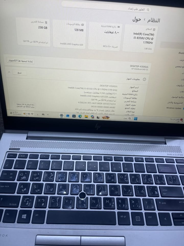 لابتوب HP EliteBook الجيل الثامن السعر ٢٧٠
***********

الشاشة: قياس 14 بوصة، وتتوفر بدقة FHD (1920 × 1080):
البطارية: بطارية ليثيوم أيون تدعم الشحن السريع.
* هيكل معدني قوي وخفيف.
* صوت Bang & Olufsen.
* مناسب للدراسة، والأعمال المكتبية، والبرمجة، والاستخدام اليومي.

من فئة EliteBook وهي من أفضل فئات HP المخصصة للأعمال، وما زال يقدم أداءً ممتازًا في الاستخدام اليومي

* الموديل: HP EliteBook 840 G5
* المعالج: Intel Core i5-8350U (الجيل الثامن)
* الذاكرة: 8 GB DDR4
* التخزين: SSD 256 GB
* كرت الشاشة: Intel UHD Graphics 620
* نظام التشغيل: Windows 11 Pro (64-bit)
المنافذ الموجودة:
*  منفذا USB 3.1 Type-A
*  منفذ USB Type-C (Thunderbolt)
*  منفذ HDMI
*  منفذ RJ-45 (Ethernet) للإنترنت السلكي
*  منفذ السماعة والميكروفون 3.5 مم
*  قارئ بطاقة ذكية (Smart Card Reader) كما يظهر في الصورة
*  منفذ Docking Connector أسفل الجهاز (لتوصيل قاعدة الإرساء)
*  قارئ بطاقات microSD
