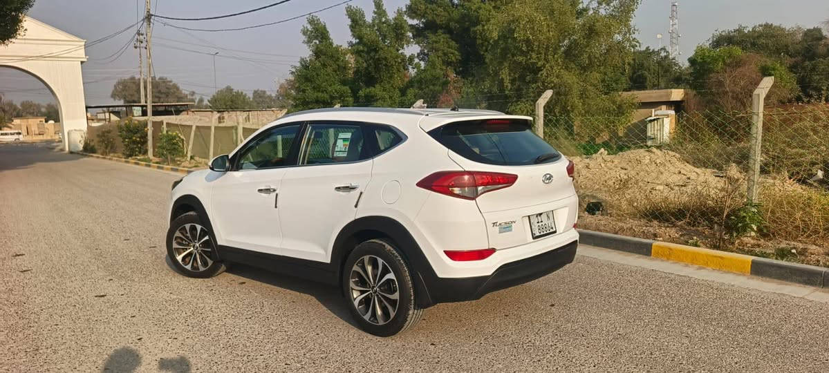 السلام عليكم للبيع هونداي توسان كوري وارد خليجي (الكاصد)
الموديل 2018 
رقم بغداد 
ماشيه 149 الف 
لون ابيض 
مكينه 2000 سايد بريك رجل 
كشنات جلد مري شفت اشارة ترحيب 
شاشه تاب جبيره والخ..... 
**بيه ملاحظات مذكوره بالسونار 
كير مكينه شركه 
السياره بالواقع احلى من الصوره السنويه بأسمي
السعر 178 وبيه مجال بسيط 
مكان السياره بابل/المركز 
للاستفسار ***********
