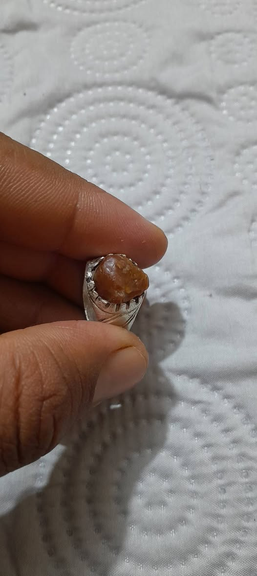 سلام عليكم محابس للبيع عقيق يماني طحلبي عتقد وعقيق يماني ما مجروخات محابس الكاط قديمات البيع سعر ثنينهن 100مكاني العماره الرقم ***********
