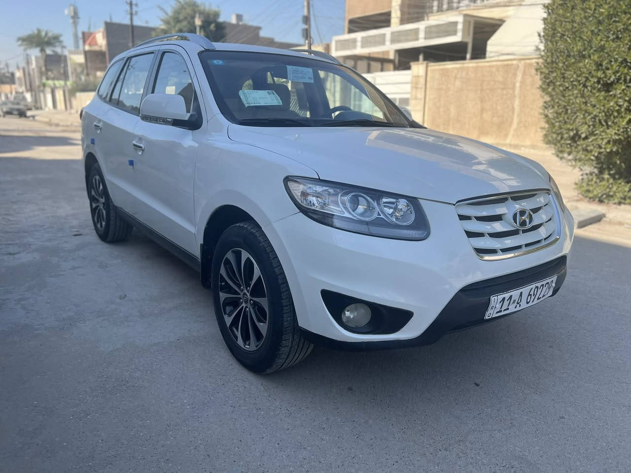 السلام عليكم 
سنتافي 2011 خليجي  مواصفات فول عده البصمه  
مكينه 6 سلندر. 7 راكب. فوريل. فتحه. تحكمات. كشن كهرباء. شاشه وكامره. مانع انزلاق. 3 قطع تبريد.  ماشيه 111 .   بيها شخط جوه الباب ومصبوغ من جوه الكنر موضح في الصوره. مابيها اي نواقص جاهزه.   السعر 152.    
للاستفسار ***********
