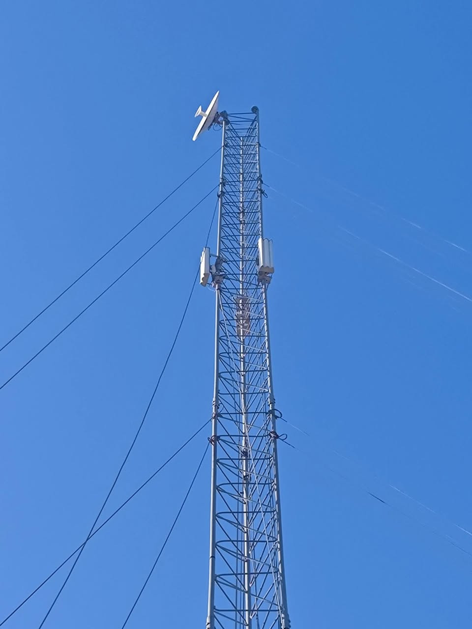 السلام عليكم
برج انترنيت للبيع 21 متر مع  سكترات عدد 3 و912 عدد 3 مع عاكسة مع باتر 200 امبير 
السعر مليون وبي مجال 
***********
