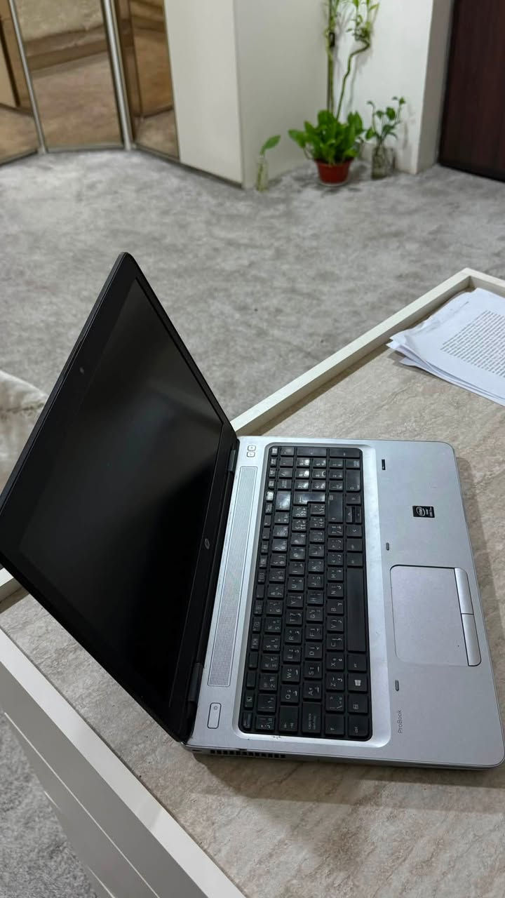 للبيع لابتوب HP ProBook بمواصفات قوية ونظافة ممتازة، يفيد جداً للطلاب، الموظفين، وأصحاب الأعمال اليومية والبرامج الهندسية والدراسة.
المواصفات الكاملة للجهاز:
 الماركة والموديل: HP ProBook 650 G2
 المعالج (Processor): Intel Core i7-6820HQ (معالج قوي فئة HQ للأداء العالي والمهام الثقيلة، رباعي النواة).
 الذاكرة (RAM): بحجم 8 جيجا.
 الهارد (الخزن): SSD بمساحة 256 جيجا (سريع جداً بإقلاع النظام وفتح البرامج).
 نظام التشغيل: وندوز 10 برو الأصلي (Windows 10 Pro).
حالة الجهاز:
 النظافة: الجهاز نظيف جداً وبحالة ممتازة (استخدام راقي وخفيف).
 البطارية: جيدة جداً وتطول بالعمل.
 الملحقات: يجي وياه كامل ملحقاته (الشاحن الأصلي وباقي الغراض).
السعر والتفاصيل:
 السعر: 300 ألف دينار وبي مجال .
 المكان: النجف الأشرف.
للاستفسار أو الشراء، يرجى المراسلة على الخاص أو الاتصال على الرقم: [***********]
