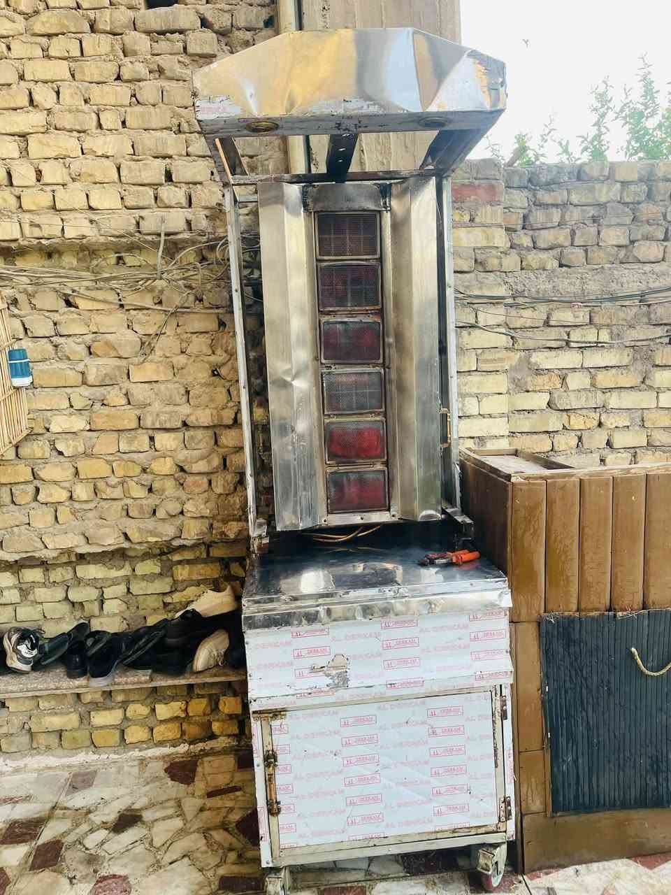 السلام عليكم غراض مطعم استعمال جداً قليل تجي وتشوف نضافتهن بعينك
مشوايه كص 8 عيون 
مشوايه كص 6 عيون 
كاملات هنه وغراضهن شيش استان حته صواني وياهن 
ميز مرتب عيون بي ثنين كلشي يرهم 
سعر 950 مكان بغداد الحبيبيه ***********
