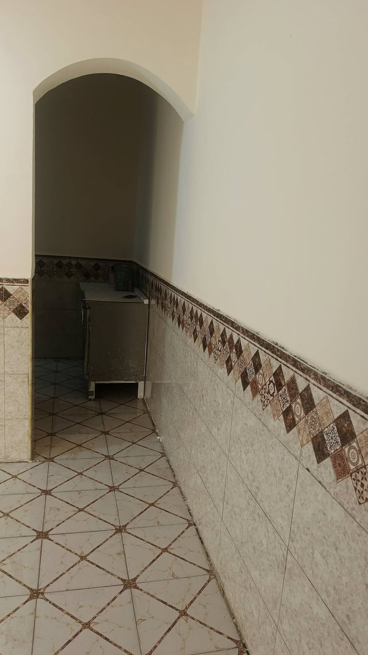 سلام عليكم عندي بيت للبيع مساحه 60متر يحتوي على غرفه وصاله ومطبخ واستقبال وصحيات بناء بيت بلوك أساس بيت صب كونكريت وسكف بيت كونكريت البيت مشترك بس أساس بيت كامل عايزسقوف ثانويه بيتونه مامبني  جاهزبورك سيراميك ارضيات وجدار عنوان براكيه مقابل جامع الخزاعل سعر 17وبي مجال للاستفسار على رقم ***********
