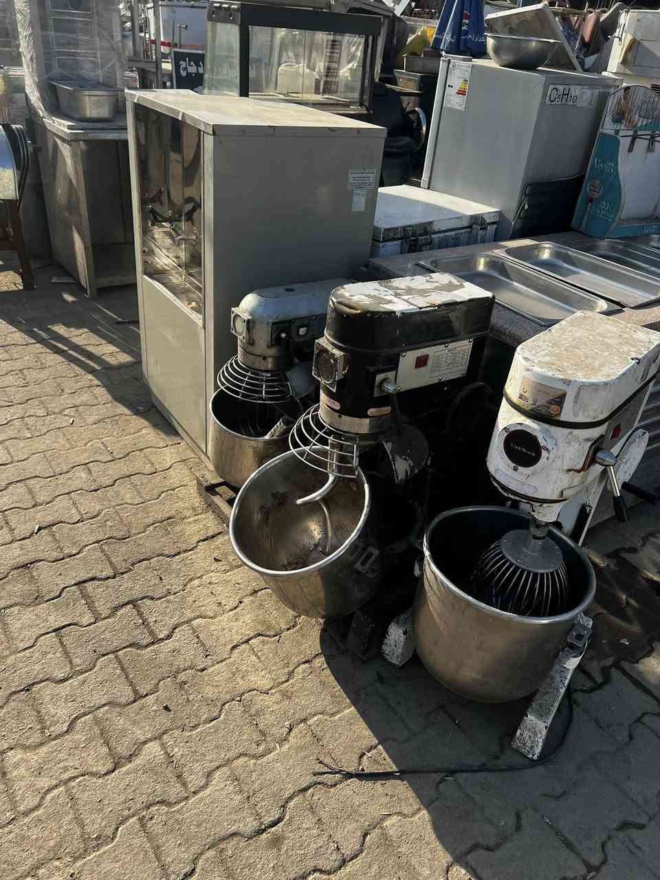 سلام عليكم 
مستعدون لتجهيز كافة المطاعم و الفنادق 
بيع و شراء جمع الأغراض المستخدمه
سيد مصطفى.        ( ***********)
