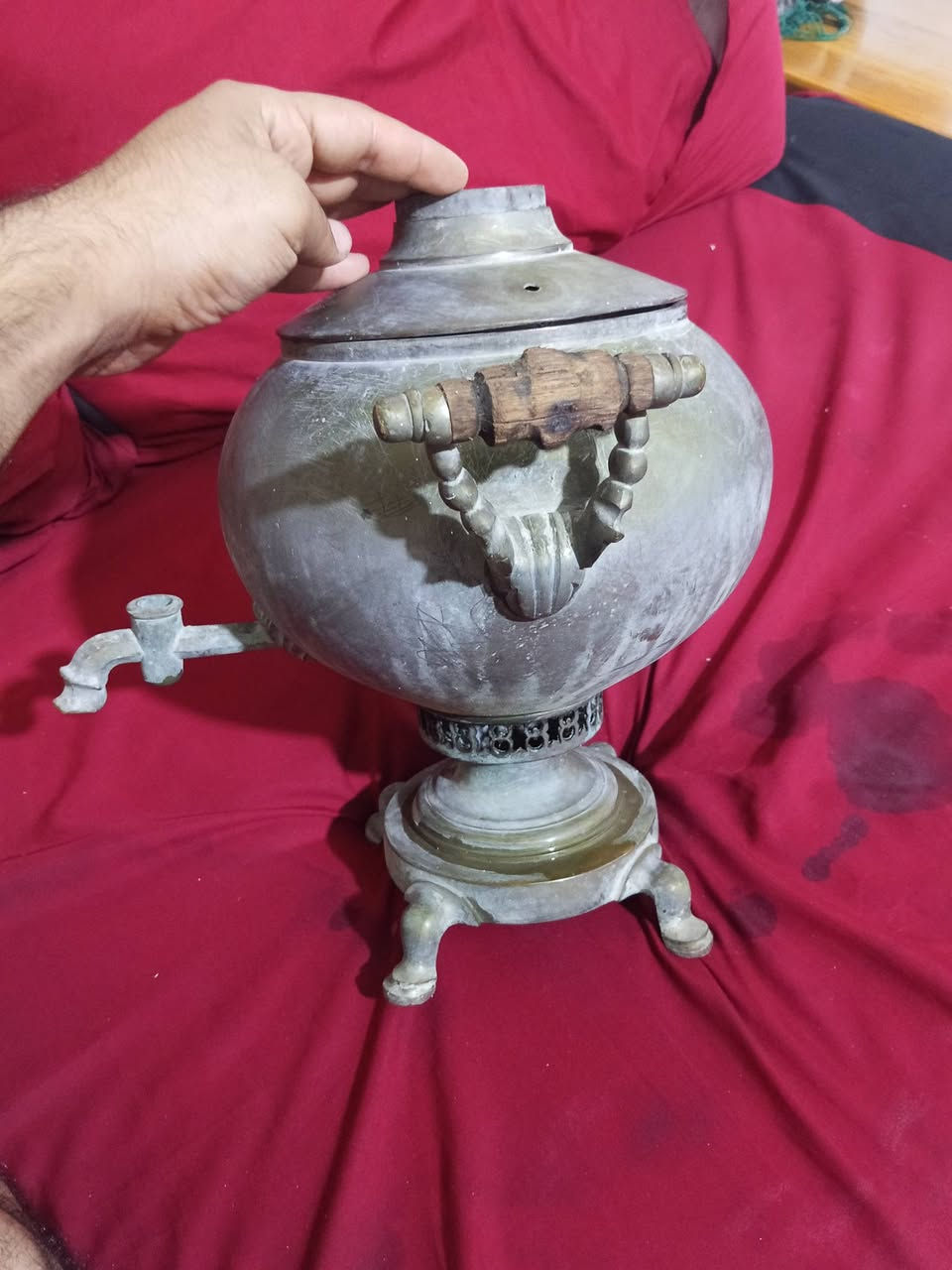 للبيع مكان النجف اي ستفسار اتصال ***********
هذا سماور عتيق (Samovar) مصنوع من النحاس أو النيكل، ويشبه طرازات إنجليزية من القرن التاسع عشر.
يتميز القطعة بشكل كروي (شكل "شمعة") ومقابض مزخرفة على شكل أسد.
تستخدم هذه الأوعية تقليديًا لغلي الماء وتحضير الشاي.
قد تكون هذه القطعة  كعنصر عتيق
الختم الواضح في الصورة مكتوب باللغة الروسية القديمة (قبل الثورة) ويعود إلى مصنع الأخوة بيتروف في مدينة تولا الروسية (БРАТЬЕВЪ ПЕТРОВЫХЪ ВЪ ТУЛЕ). 
إليك تفاصيل هذا الختم التاريخي:
اسم الصانع: مصنع الأخوة بيتروف (Братья Петровы).
مكان الصنع: مدينة تولا الروسية، وهي العاصمة التاريخية والأشهر عالمياً في صناعة سماورات الفحم النحاسية.
الفترة الزمنية: يعود هذا الختم إلى القرن التاسع عشر (تأسس المصنع قرابة عام 1850)، وتحديداً في الفترة القيصرية، نظراً لرسم النسر الإمبراطوري الروسي والخط المستخدم في صك الختم. 

Самовары.Ком
 +3
وجود مثل هذا الختم الإمبراطوري يؤكد أصالة القطعة كتحفة روسية أثرية نادرة وليس مجرد تقليد أجنبي. 
إذا كنت مهتماً، هل ترغب في معرفة القيمة السوقية التقريبية الحالية لسماورات هذا المصنع الروسي

