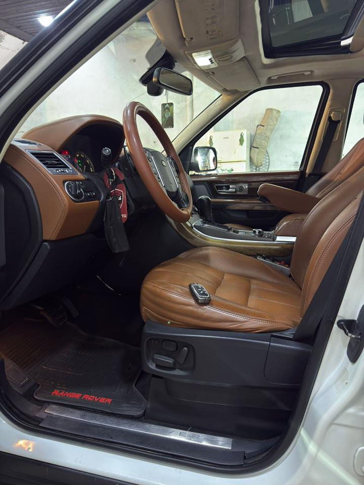 رنج روفر Range Rover Sport سبورت Supercharged موديل 2012محوّل 2Autobiograp فل أوبشن بحالة الوكالة فحص كامل مميز لون أبيض !
السيارة مميزة جداً بنظافتها !
 
ادوات ادوات متومه وجاهزه 

المواصفات : 
4بصمات
فتحه سقف
شاشات خلفيه +اماميه
إنارة ترحيبية عند الدخول للمركبة 
سنترلوك مركزي مع مفتاح الشركة الأصلي عدد ٢
ستيرنج متحرك كهربائي مدفئ 
مثبت سرعة + تحكم على الطارة 
فتحة كرستال كهرباء جميع الحركات 
كراسي كهرباء امامية جميع الحركات مدفئة 
داخلية جلد أصلية 0 Autobiography إصدار خاص
نظام تكييف مركزي مفصول Dual Zone 
شاشة أصلية تدعم CD + AUX + BT مع نظام صوتي JBL من الشركة 
محرك 4200CC Supercharged قوي و بحالة ممتازة 
جير تبترونيك ( أوتوماتيك - عادي ) 
دفع رباعي 4X4
وضعية ( Sport - Eco - Normal ) للقيادة 
نظام هيدروليك للتحكم بارتفاع السيارة
نظام الثبات على المنحدرات
تغيير أداء السيارة حسب التضاريس Terrain control
حساسات أمامية و خلفية أصلية 
مدخل AUX/USB + مشغل أقراص
داخلية فورمايكا أصلية من الشركة Autobiography 
ميكروفون + أوامر صوتية للسيارة 
نظام صوت نوع BOSE للسماعات + Subhoover أصلي من الشركة 
نظام إنذار + نظام ملاحة
جنطات المنيوم قياس 20 أصلي + كوشوك جديد تحت الكفالة 
أضوية أمامية LED أصلي + كشافات LED 
أكياس هوائية Airbags
نظام مانع انزلاق Traction Control + نظام تعليق رياضي Sport 

و العديد من الاضافات .. 

السيارة بحالة ممتازة 

استخدام شخصي و على الفحص الكامل ٧ جيد !

للبيع بسعر حرق 90$قابل للتفاوض 
للاستفسار : ***********
